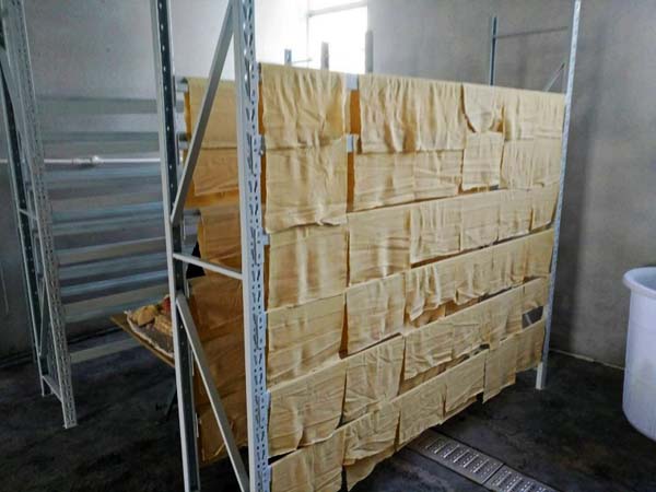 鄭州豆制品設備客戶現場制作的豆腐皮成品展示