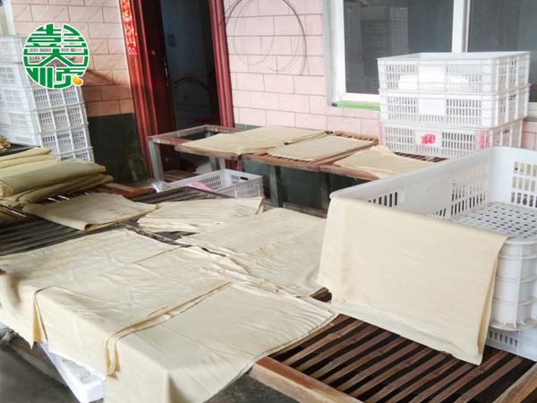 劉老板在彭大順專業技術人員指導下做出的豆腐皮